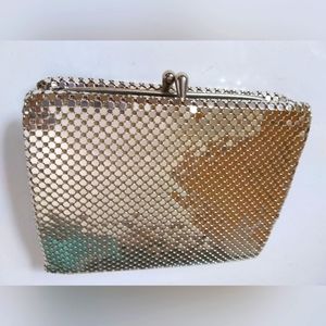 Wallet Women's 4x4.5x1.5'' Coin/Bill/Crdt Card Purse Twist Clasp Silver Mesh EUC